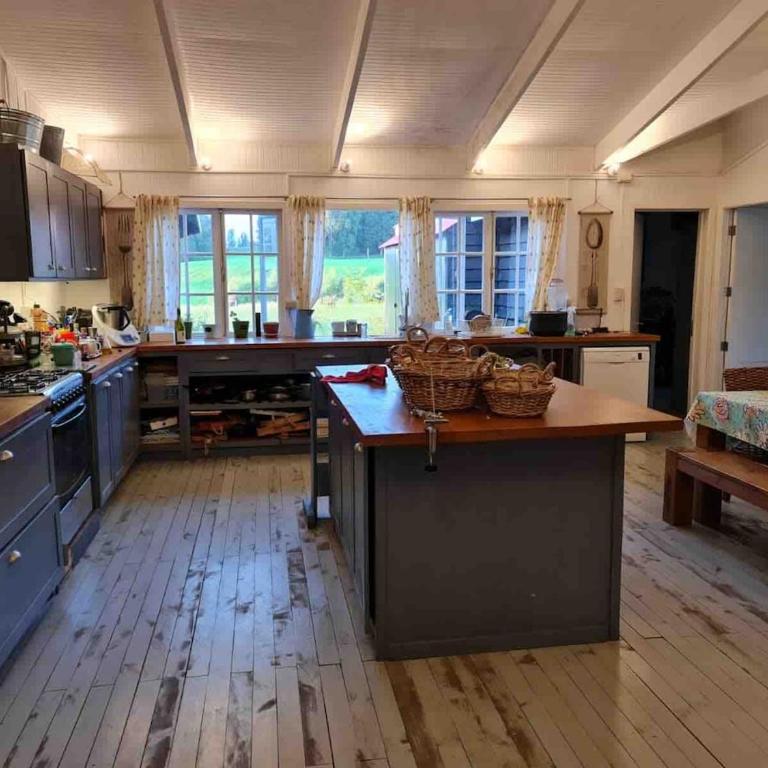 Large Lake House - Six-Bedroom House - 30