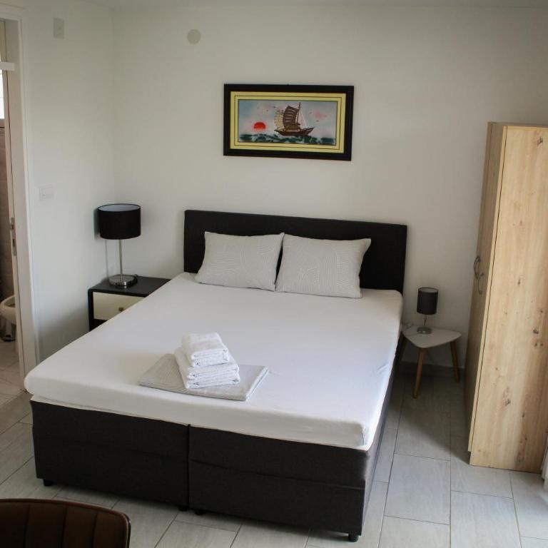 Apartments and Rooms Radivojević Niš - Dvokrevetna Soba sa Bračnim Krevetom i Terasom - 6