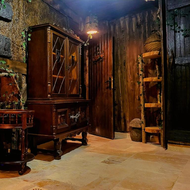 L'Auberge du Trône Romantique Médieval Jacuzzi - Appartement 1 Chambre - 11