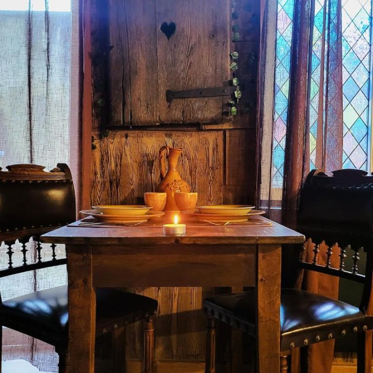 L'Auberge du Trône Romantique Médieval Jacuzzi - Appartement 1 Chambre - 7