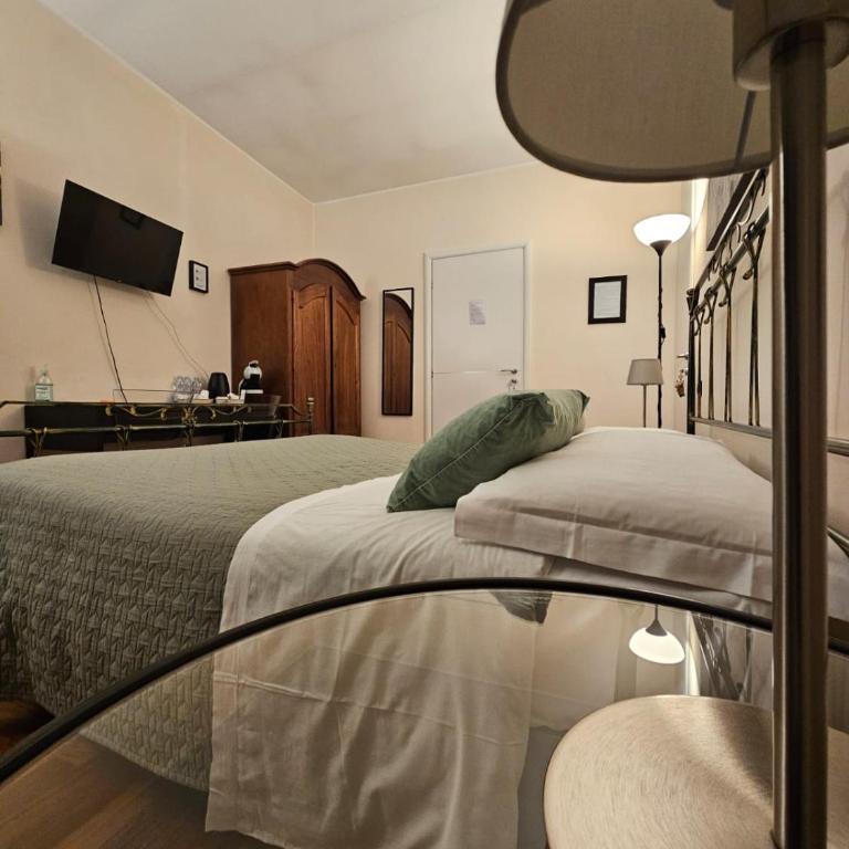 il Sole di Baggio - Camera Matrimoniale con Bagno Privato Esterno - 2