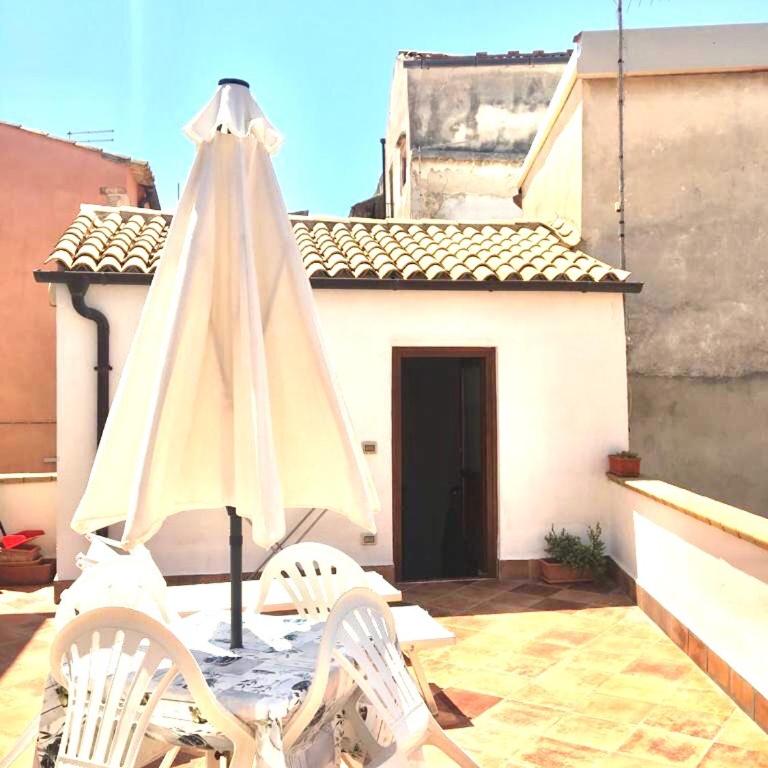 La casa con il terrazzo,via arizzi Ortigia - Casa con 1 Camera da Letto - 2