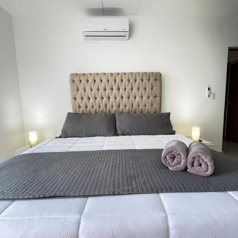 Tranquilo Depto - CERCANO A AEROPUERTO Y AV HUAYACAN - 6PX - Three-Bedroom Deluxe Apartment - 11
