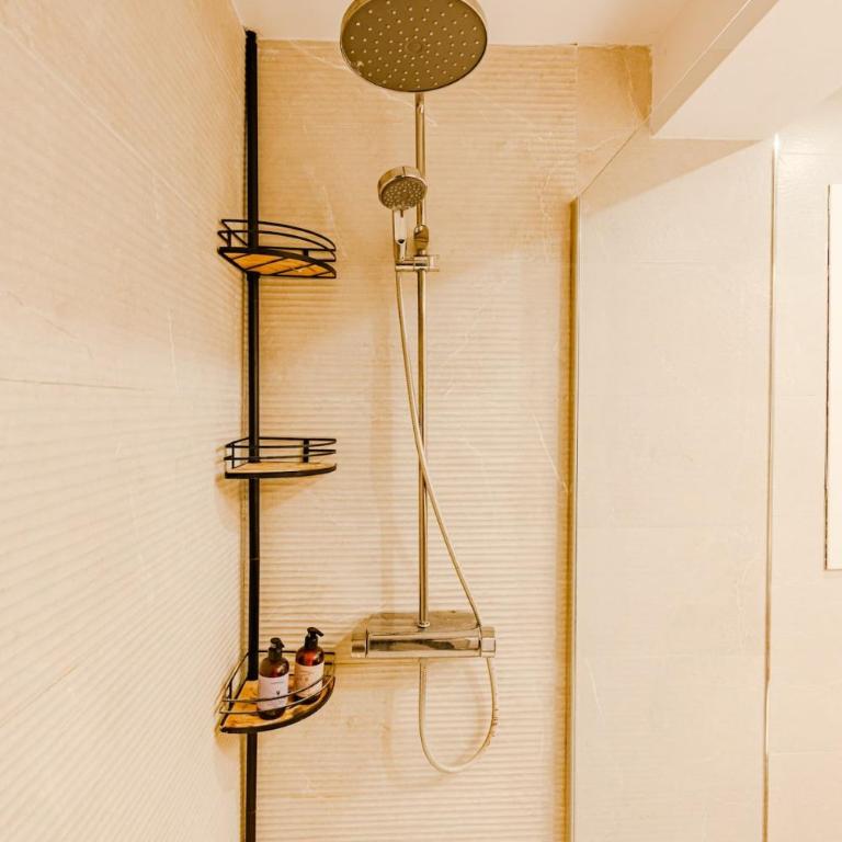 The Cabanal Beach House - 10 min to ocean, FastWifi, AC, Coffee - Three-Bedroom Apartment Suite - 5