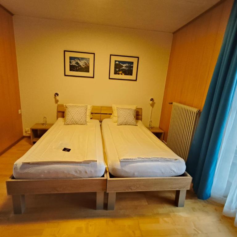 Gasthof Hirschen in Wilderswil - Zweibettzimmer mit Zugang zum Gemeinschaftsbad und Balkon - 3