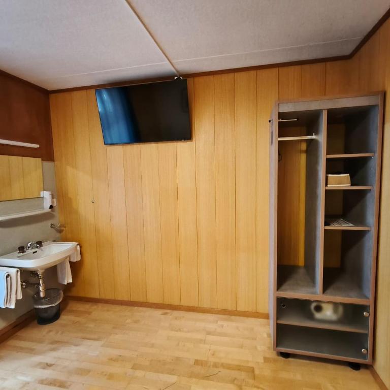 Gasthof Hirschen in Wilderswil - Zweibettzimmer mit Zugang zum Gemeinschaftsbad und Balkon - 4