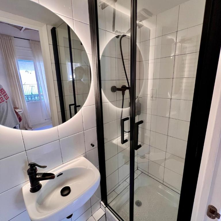 Cozy Barceloneta Beach Flat - Newly Renovated - One-Bedroom Apartment - 2