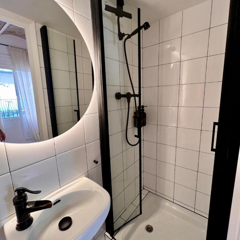 Cozy Barceloneta Beach Flat - Newly Renovated - One-Bedroom Apartment - 3