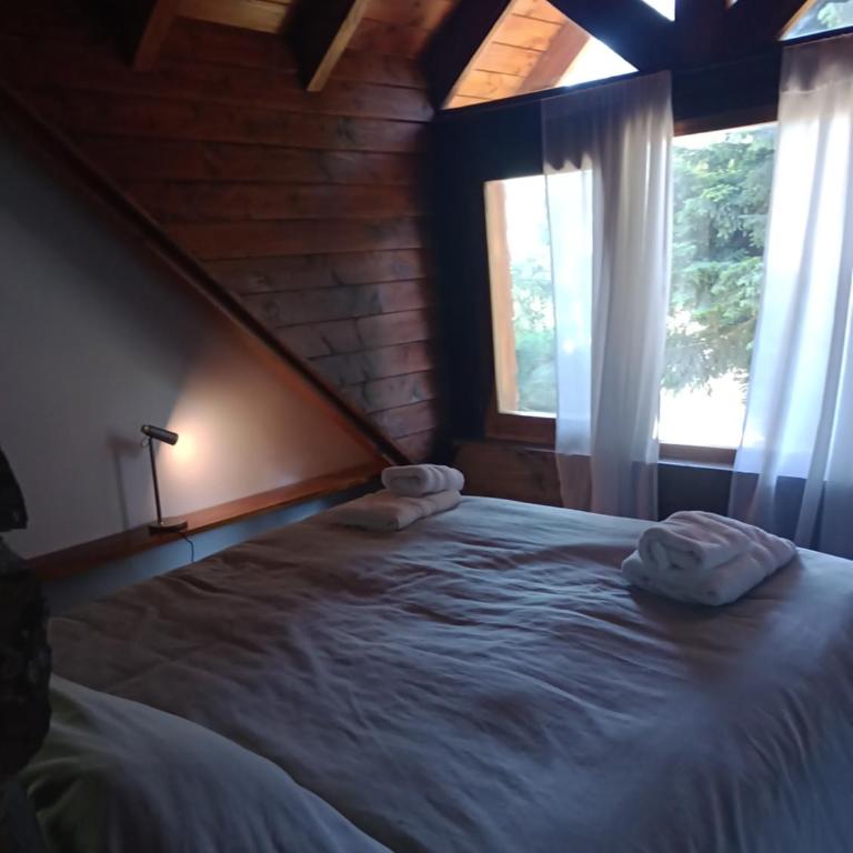 LA Nevadita, Chalet cabin located near the center- It includes suite room with double bed and another 2 bedrooms with two singles beds- Living room fireplace, Hot water, WI-FI - Chalet de 3 dormitorios - 35