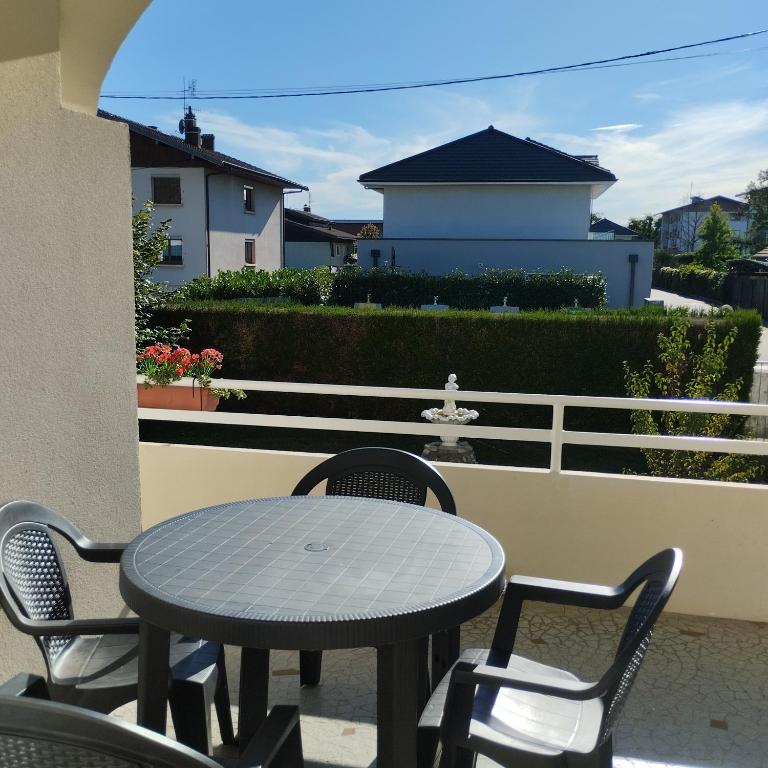 Appartement verdoyant au bord du lac Leman entre Evian et Thonon dans une Villa - Chambre Familiale - Vue sur Jardin - 6