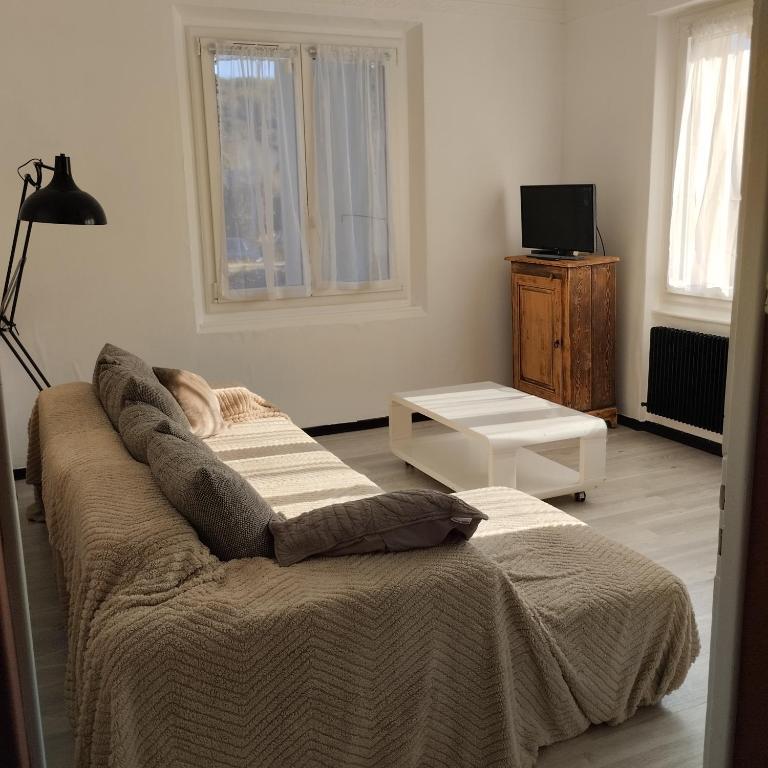 Appartement verdoyant au bord du lac Leman entre Evian et Thonon dans une Villa - Chambre Familiale - Vue sur Jardin - 12