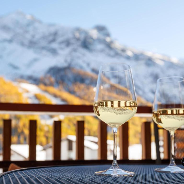 Cornelia 1 Ski-In-Out Stunning Views & Sleeps 8 - Apartment - 4