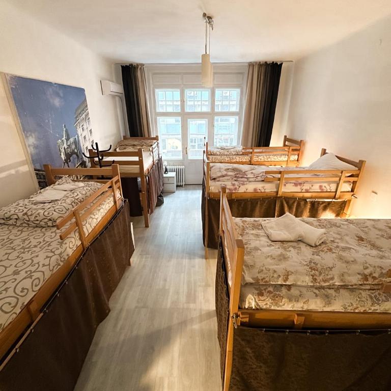 The Horse Monument Hostel - Bed in 5-Bed Mixed Dormitory Room - 2