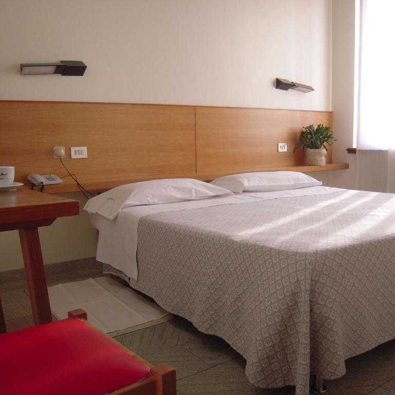 Albergo Bianchi Stazione - Camera Matrimoniale/Doppia con Letti Singoli - 5