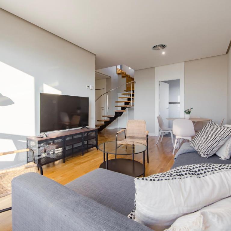 Duplex con Terraza y Parking en Sanchinarro - Apartamento de 2 dormitorios - 19