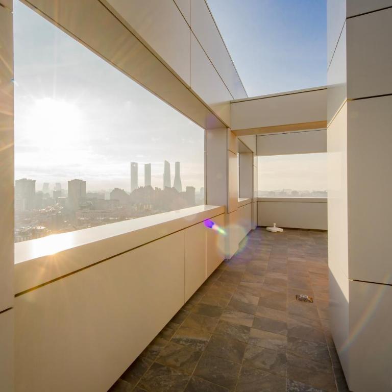 Duplex con Terraza y Parking en Sanchinarro - Apartamento de 2 dormitorios - 33
