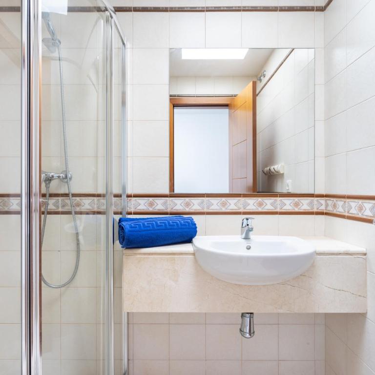 Beautiful two-storey house with terrace and patio in an exclusive area - Haus mit 2 Schlafzimmern - 16