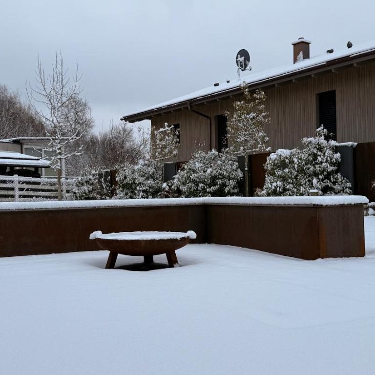 Ferienwohnung Weitblick Wangen im Allgäu - Zwei Schlafzimmer - Terrasse - Kamin - Deluxe Apartment mit 2 Schlafzimmern und Gartenblick - 35