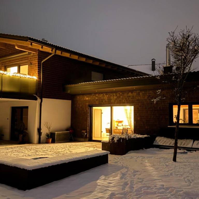 Ferienwohnung Weitblick Wangen im Allgäu - Zwei Schlafzimmer - Terrasse - Kamin - Deluxe Apartment mit 2 Schlafzimmern und Gartenblick - 2