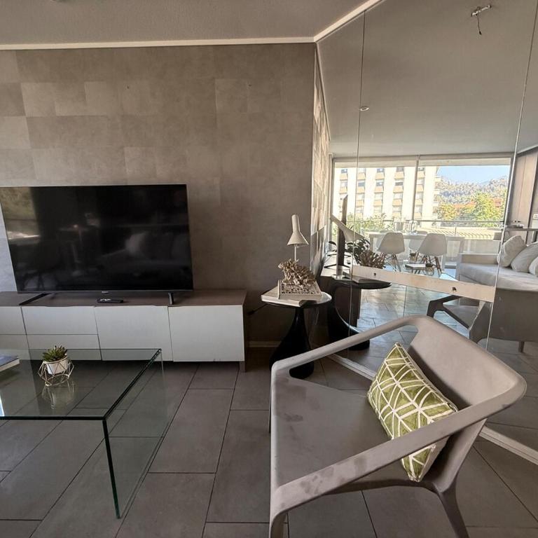 Skyline Urban Retreat in Providencia - Apartment with Mountain View - 5