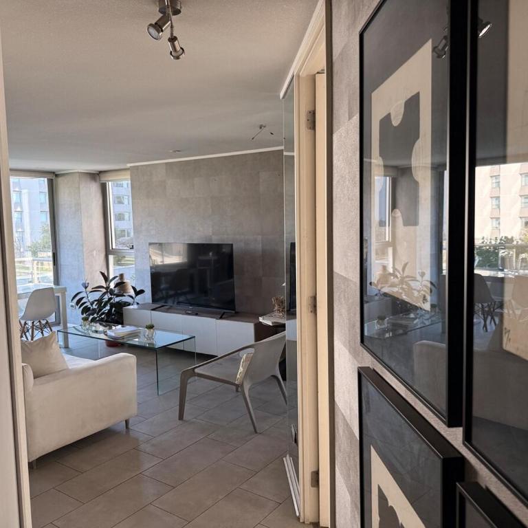 Skyline Urban Retreat in Providencia - Apartment with Mountain View - 10
