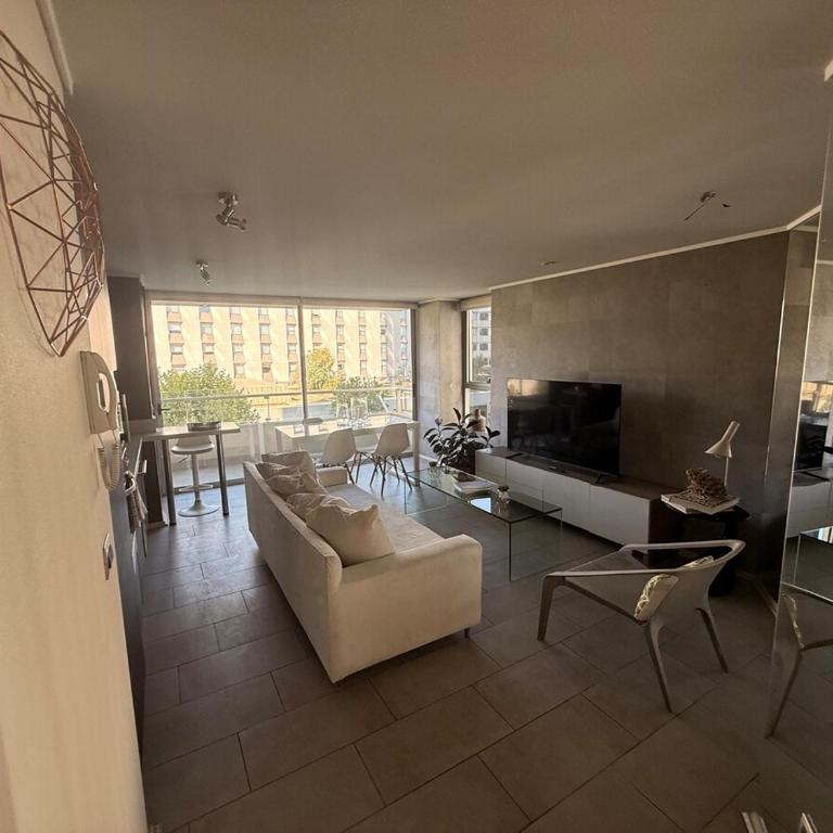 Skyline Urban Retreat in Providencia - Apartment with Mountain View - 2
