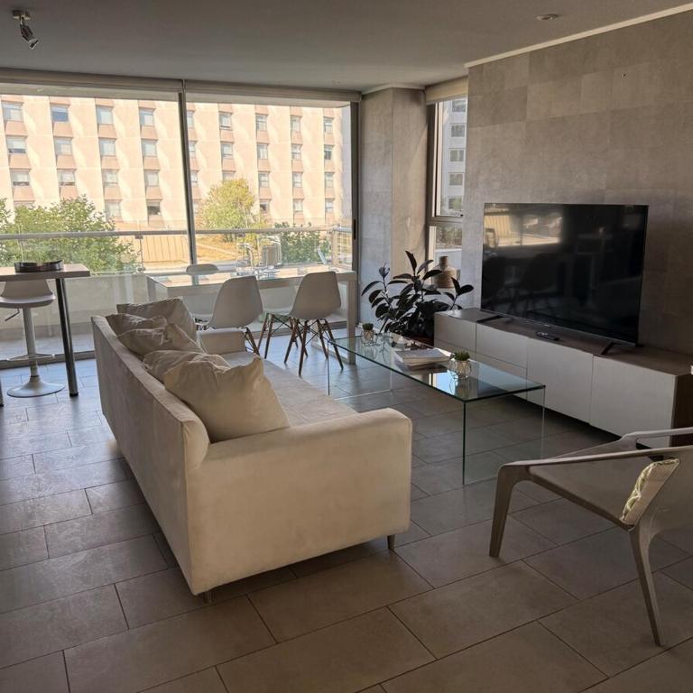 Skyline Urban Retreat in Providencia - Apartment with Mountain View - 3