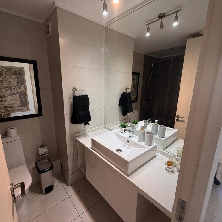Skyline Urban Retreat in Providencia - Apartment with Mountain View - 17
