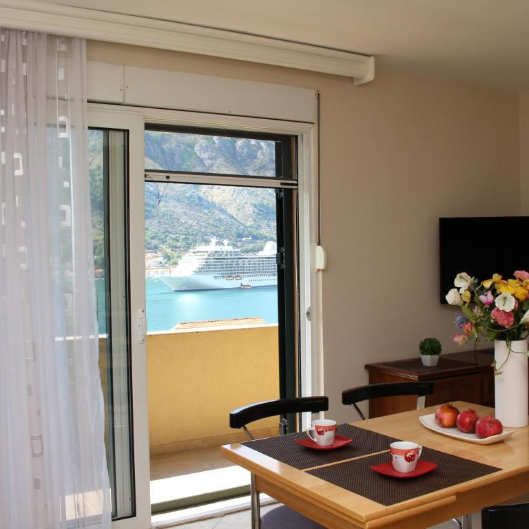 Apartments Kordić - One-Bedroom Apartment with Balcony and Sea View - 9