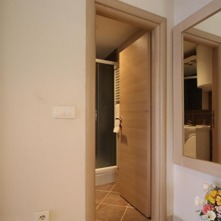 Apartments Kordić - One-Bedroom Apartment with Balcony and Sea View - 10