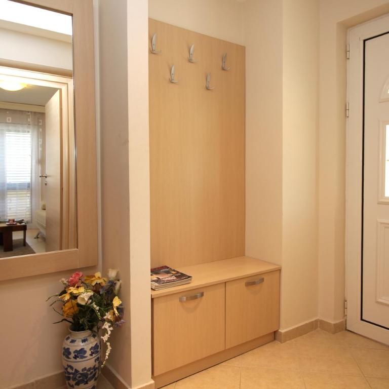 Apartments Kordić - One-Bedroom Apartment with Balcony and Sea View - 12