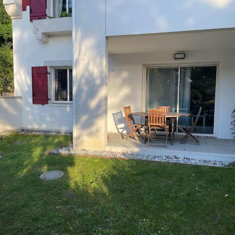 Appartement de standing avec jardin privatif, proche du lac et du centre, parking inclus - One-Bedroom Apartment - 25