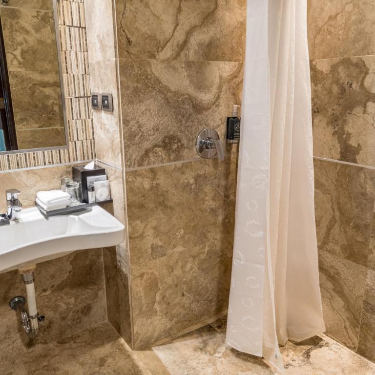 Sheraton Guayaquil - Habitación doble con bañera y 2 camas dobles - Adaptada para personas con movilidad reducida - 3