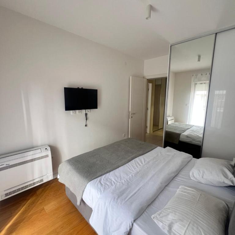 White Homes 1BR - Central Point - One-Bedroom Apartment with Balcony - 14