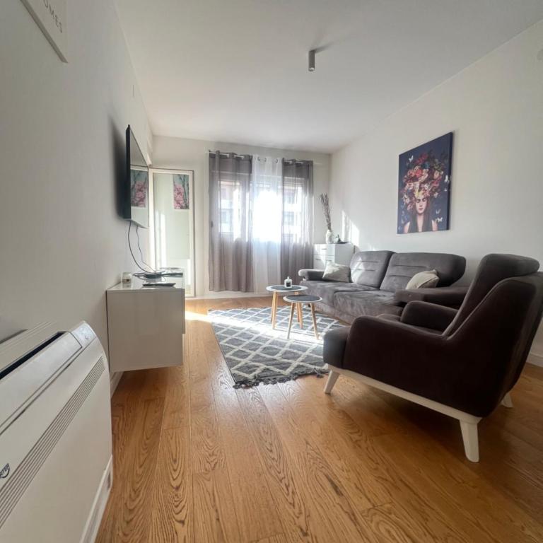 White Homes 1BR - Central Point - One-Bedroom Apartment with Balcony - 11