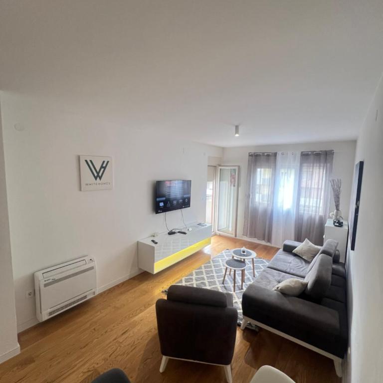 White Homes 1BR - Central Point - One-Bedroom Apartment with Balcony - 6