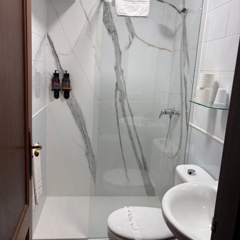Hotel Real - Habitación Triple con baño privado - 3
