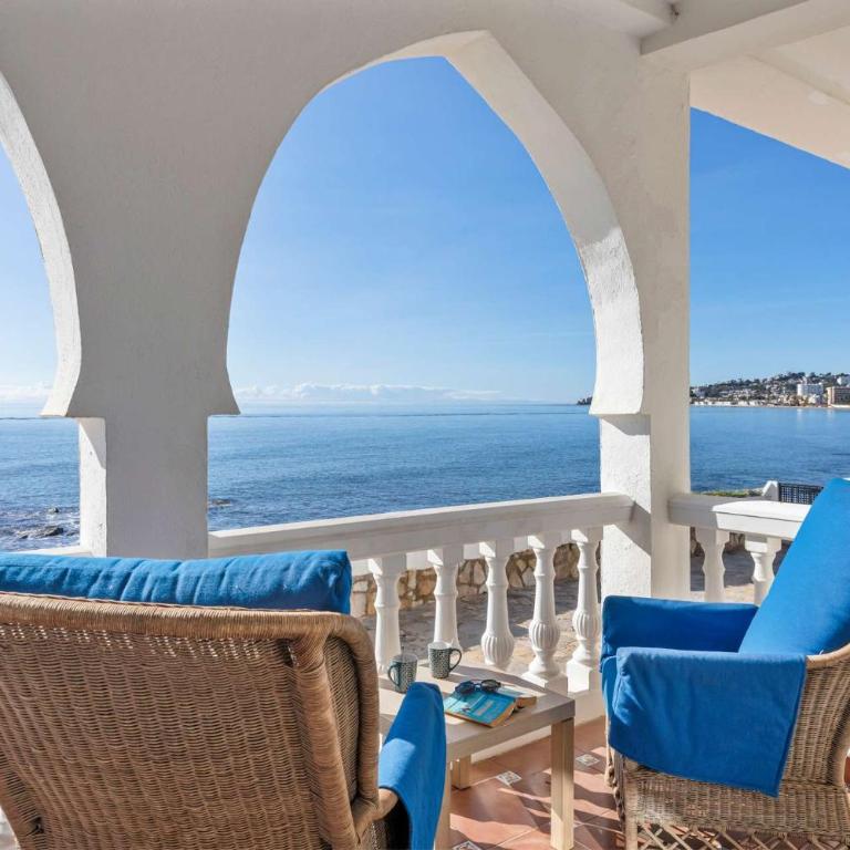 Bright Beachfront Apartment - ref 157 by Costarentals - Apartamento - 1