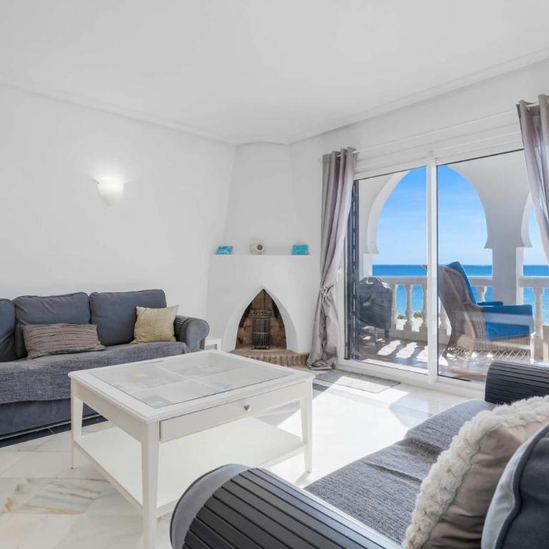 Bright Beachfront Apartment - ref 157 by Costarentals - Apartamento - 4