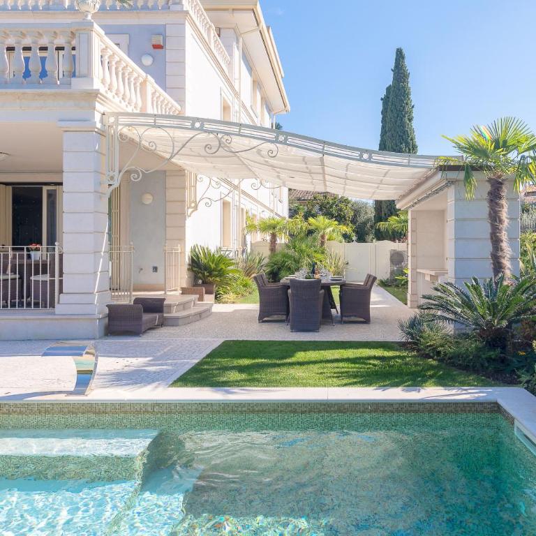 Luxury Lake-Front Catullo by Whale Homes - Four-Bedroom Luxury Apartment - 3