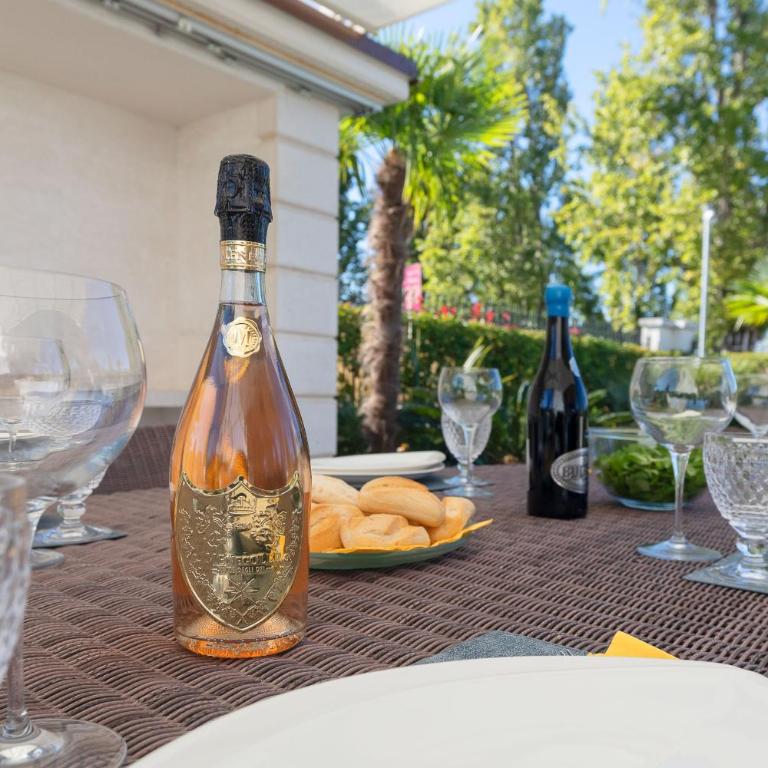 Luxury Lake-Front Catullo by Whale Homes - Four-Bedroom Luxury Apartment - 27