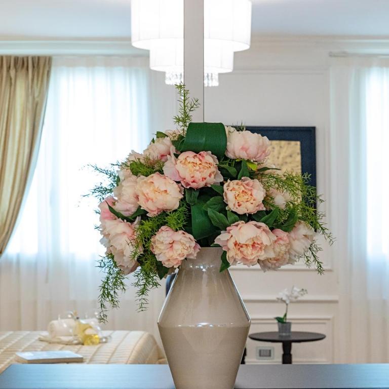 Luxury Lake-Front Catullo by Whale Homes - Four-Bedroom Luxury Apartment - 34