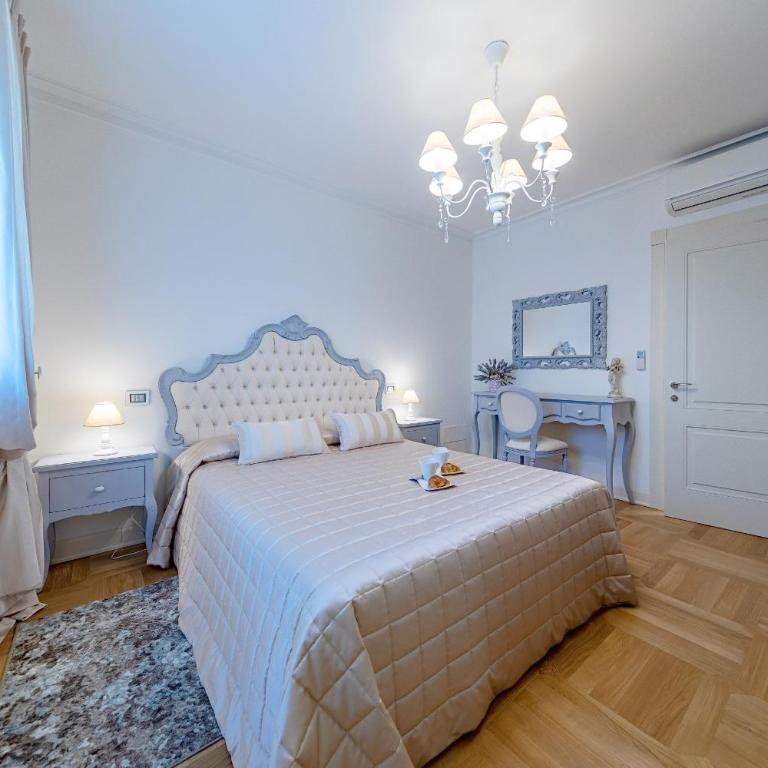 Luxury Lake-Front Catullo by Whale Homes - Four-Bedroom Luxury Apartment - 46
