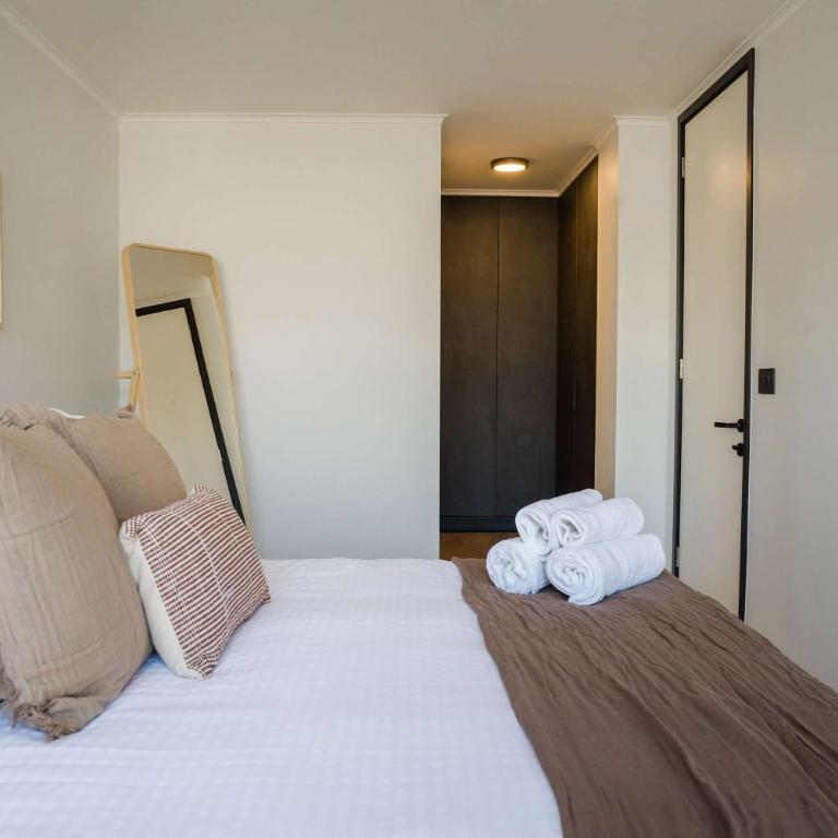 Modern 2BR Flat for 5 in Lively Las Condes Oasis - Apartment - 17