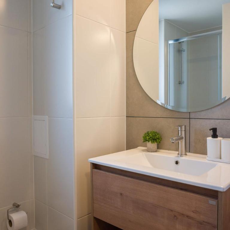 Modern 2BR Flat for 5 in Lively Las Condes Oasis - Apartment - 21