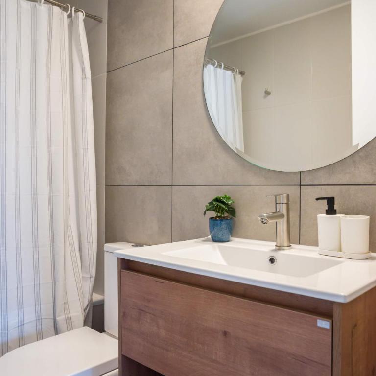 Modern 2BR Flat for 5 in Lively Las Condes Oasis - Apartment - 24
