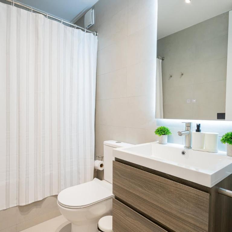 Modern 2BR Prime Las Condes Escape for 4 Guests - Apartment - 9