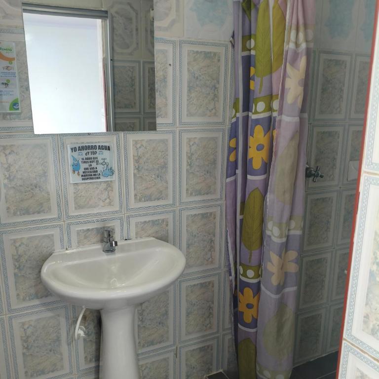 HOTEL NUEVO GALEX - Habitación Familiar con baño privado - 4