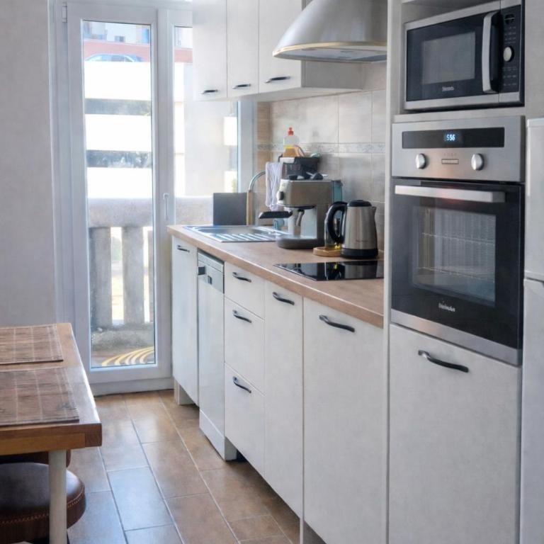 Appartement climatisé près centre - Apartment mit 2 Schlafzimmern und Stadtblick - 9