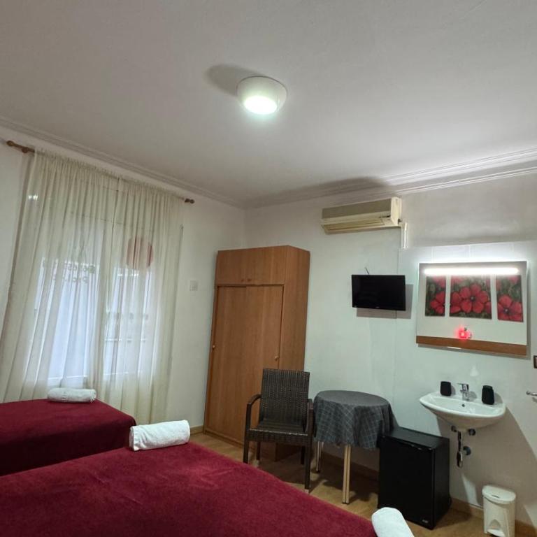 Pensión Laforja - Double or Twin Room with Shared Bathroom - 2